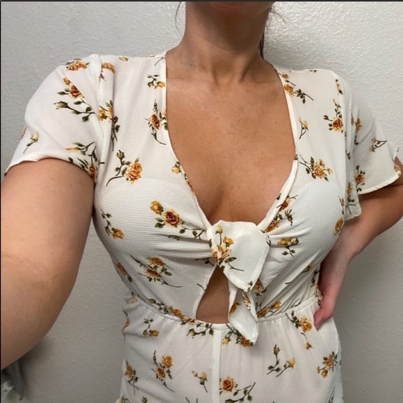 ❌SOLD❌NWOT Forever 21 White Floral Jumpsuit - Picture 4 of 5